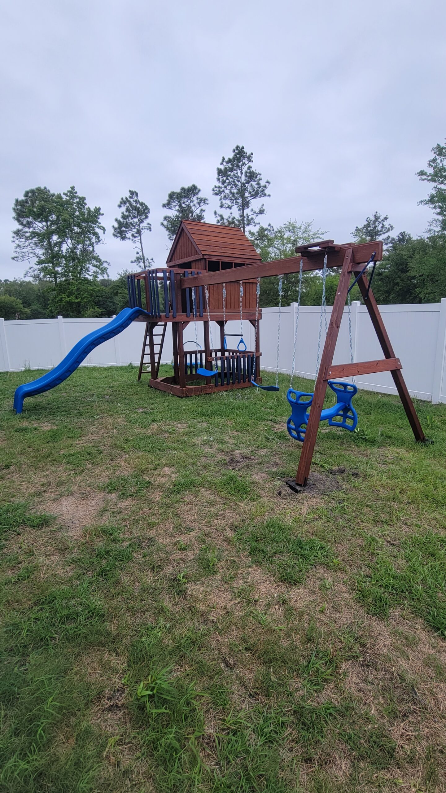 Jefferson Tree House w/ 3 Position Swing